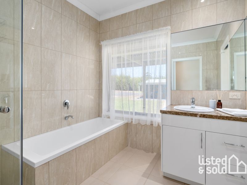 18 Dee Wy Road, NARRE WARREN SOUTH, VIC 3805 Australia